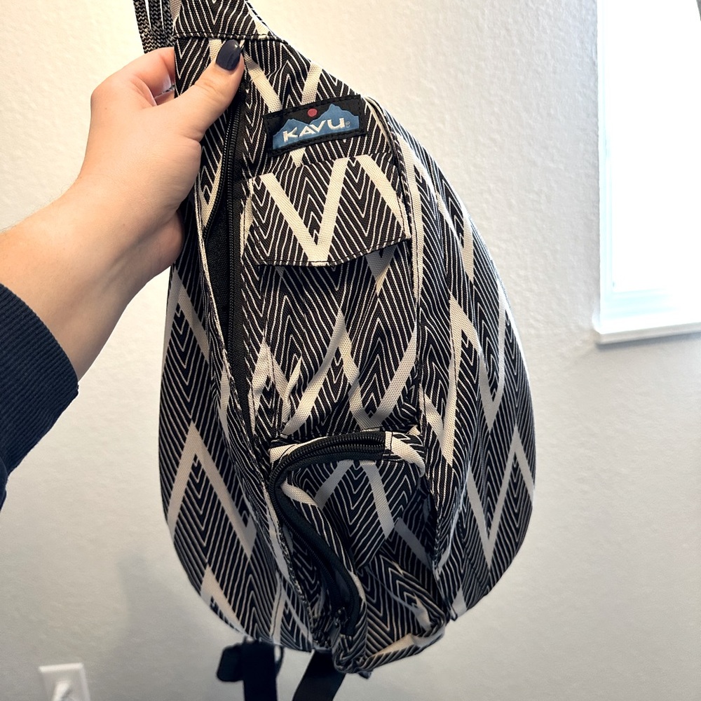 KAVU CROSSBODY SLING 🤍🖤